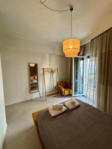 een slaapkamer met een bed met twee handdoeken erop bij Kavala Centre Spot in Kavala +23 foto's