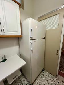 een witte koelkast in een keuken met een aanrecht bij Kavala Centre Spot in Kavala