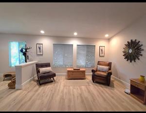 Χώρος καθιστικού στο Spacious home with golf course views and private pool