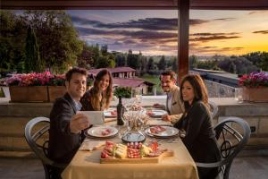 Hostia v ubytovaní Villa Hotel Valle Del Marta Resort