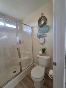 Ένα μπάνιο στο Spacious home with golf course views and private pool