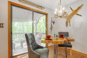 Χώρος καθιστικού στο half Mi to Marina Lake Arrowhead Condo!