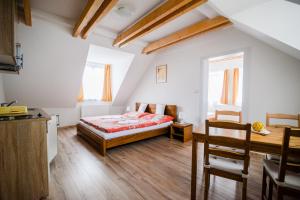 1 dormitorio con 1 cama, mesa y sillas en Dueta Apartment, en Český Krumlov