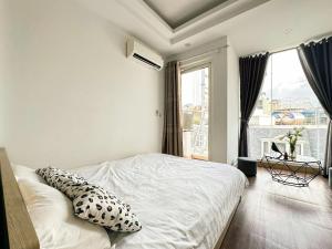 a bedroom with a bed and a large window at Chỗ nghỉ cuối tuần in Hanoi
