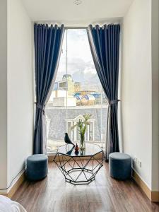 a room with a table and a large window at Chỗ nghỉ cuối tuần in Hanoi
