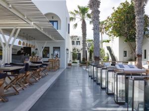Un restaurante u otro lugar para comer en Bellonias Villas