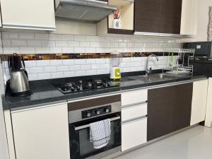 Η κουζίνα ή μικρή κουζίνα στο Kesari Haven Villa C