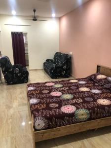 Postel nebo postele na pokoji v ubytování Chinmayi Guest Suite