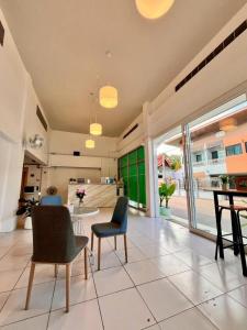 ein großes Wohnzimmer mit einem Tisch und Stühlen in der Unterkunft Nornnan Hotel in Nan