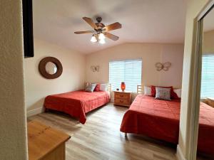 Ένα ή περισσότερα κρεβάτια σε δωμάτιο στο Spacious home with golf course views and private pool