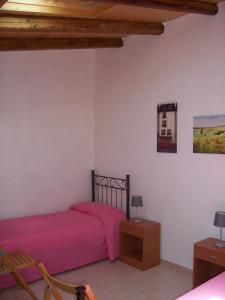 1 dormitorio con 2 camas con sábanas rosas en Villa Chiara - Vittoria, en Vittoria