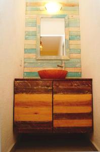 baño con lavabo rojo y espejo en Casa de Colores en Playa del Carmen