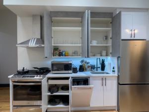 Kuchyň nebo kuchyňský kout v ubytování High-end House with 2 FREE Park Spots, rooftop NYC views and backyard with deck, 6BRs, 2FLs plus bsmt, 11 beds, 3 bath, Sleep 19, 20 PERCENT OFF