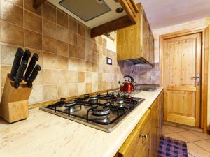 a kitchen with a stove top with a tea kettle on it at Appartamento Dal Maestro Serafino in Pragelato