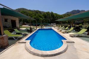 una piscina con sedie a sdraio di Sora no mori village 