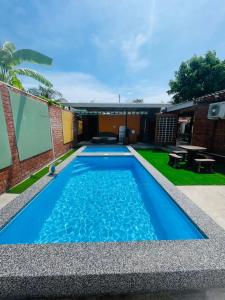 Una gran piscina azul al lado de un edificio en Pondok Muara Chalet, en Pantai Cenang