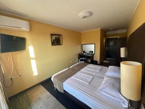 TV a/nebo společenská místnost v ubytování Formula 1 Motel