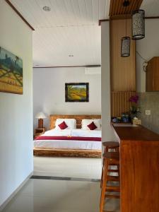 チャンディダサにあるAsli Bali Homestayのベッドルーム1室(ベッド1台付)、カウンター(バー付) +28枚の写真