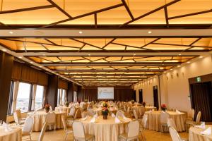 a large banquet hall with tables and chairs at ANA Holiday Inn Kanazawa Sky by IHG in Kanazawa