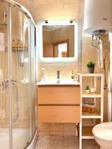 Et badeværelse på Sunny Paradise Apartment