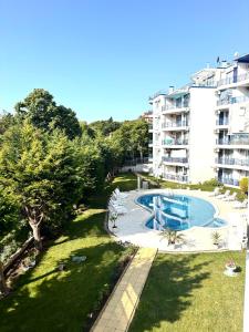 Swimmingpoolen hos eller tæt på Sunny Paradise Apartment