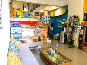 Sala de estar con cama y mesa en Surfspot House, en Hengchun