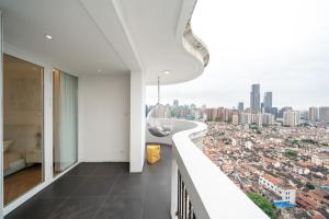 上海Pure home-Luxurious Grand Penthouse in Shanghai Core,Large area,close to Yu Garden The Bund People Square Commanding Panoramic Night of the Pearl Tower,Enjoying the stunning views of the Bund的可欣赏城市景观的阳台