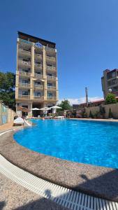 una grande piscina di fronte a un edificio di Majestic a Kobuleti
