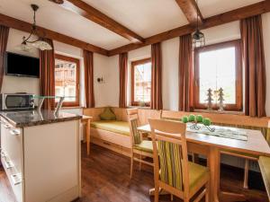 Kuchnia lub aneks kuchenny w obiekcie Lovely Apartment in Hainzenberg next to Forest