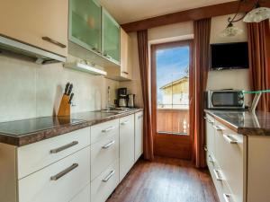 Kuchnia lub aneks kuchenny w obiekcie Lovely Apartment in Hainzenberg next to Forest