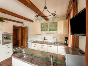 Kuchnia lub aneks kuchenny w obiekcie Lovely Apartment in Hainzenberg next to Forest