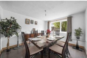 Fotografie z fotogalerie ubytování 5 Bed House - Sleeps 10 - Garden - Parking - Wifi v destinaci Aylesford