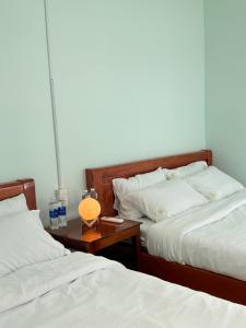 Ένα ή περισσότερα κρεβάτια σε δωμάτιο στο Phan Lê Homestay