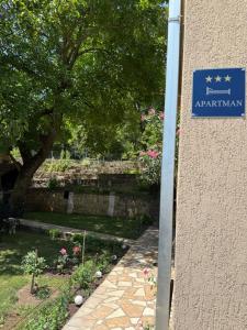 Vonkajšia záhrada v ubytovaní Apartman ANA