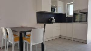 Kuchyň nebo kuchyňský kout v ubytování Apartments Dario