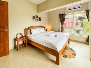 Uma cama ou camas num quarto em 2BHK apartment with River Views l 5 star Vibes