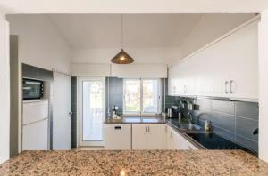 Kuchyň nebo kuchyňský kout v ubytování Algarve Ocean View - Terrace - Parking - AC - Beach