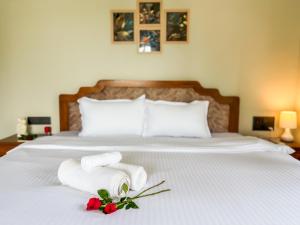 Uma cama ou camas num quarto em 2BHK apartment with River Views l 5 star Vibes