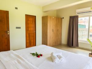 Uma cama ou camas num quarto em 2BHK apartment with River Views l 5 star Vibes