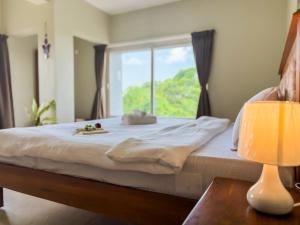 Uma cama ou camas num quarto em 2BHK apartment with River Views l 5 star Vibes