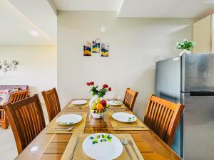 A cozinha ou kitchenette de 2BHK apartment with River Views l 5 star Vibes