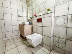 Uma casa de banho em 2BHK apartment with River Views l 5 star Vibes