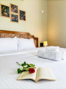 Uma cama ou camas num quarto em 2BHK apartment with River Views l 5 star Vibes