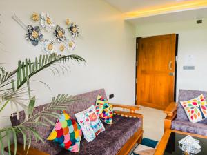 Uma área de estar em 2BHK apartment with River Views l 5 star Vibes