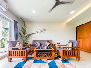 Uma área de estar em 2BHK apartment with River Views l 5 star Vibes