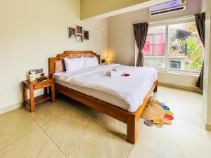 Uma cama ou camas num quarto em 2BHK apartment with River Views l 5 star Vibes