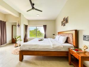 Uma cama ou camas num quarto em 2BHK apartment with River Views l 5 star Vibes