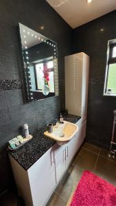 伦敦Stunning double bedroom Greenwich London with private bathroom的带水槽和镜子的浴室 更多6张照片