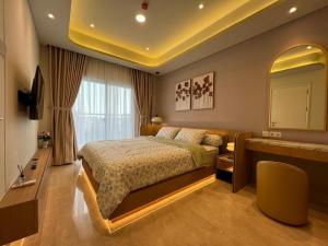 Телевизор и/или развлекательный центр в Podomoro Medan - Muji Luxury Suite 2BR Apartment