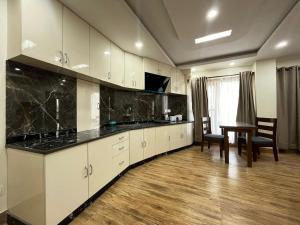 Una cocina o cocineta en Patan Stay by SAMS